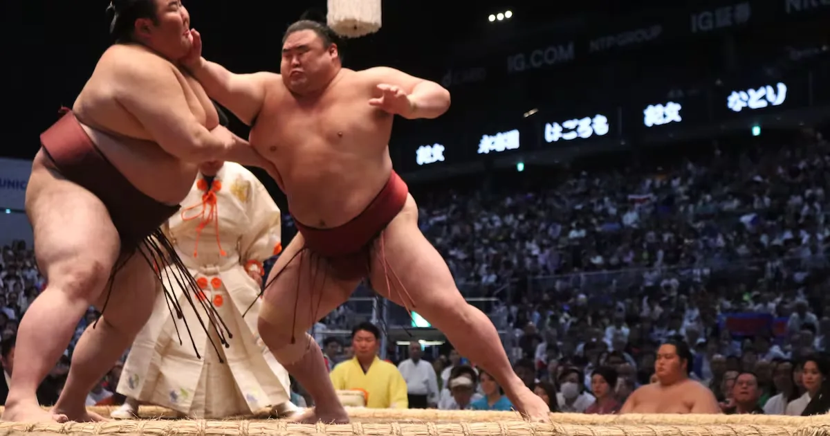Ex-lutadores ganham espaço com a alta procura por eventos de sumô no Japão