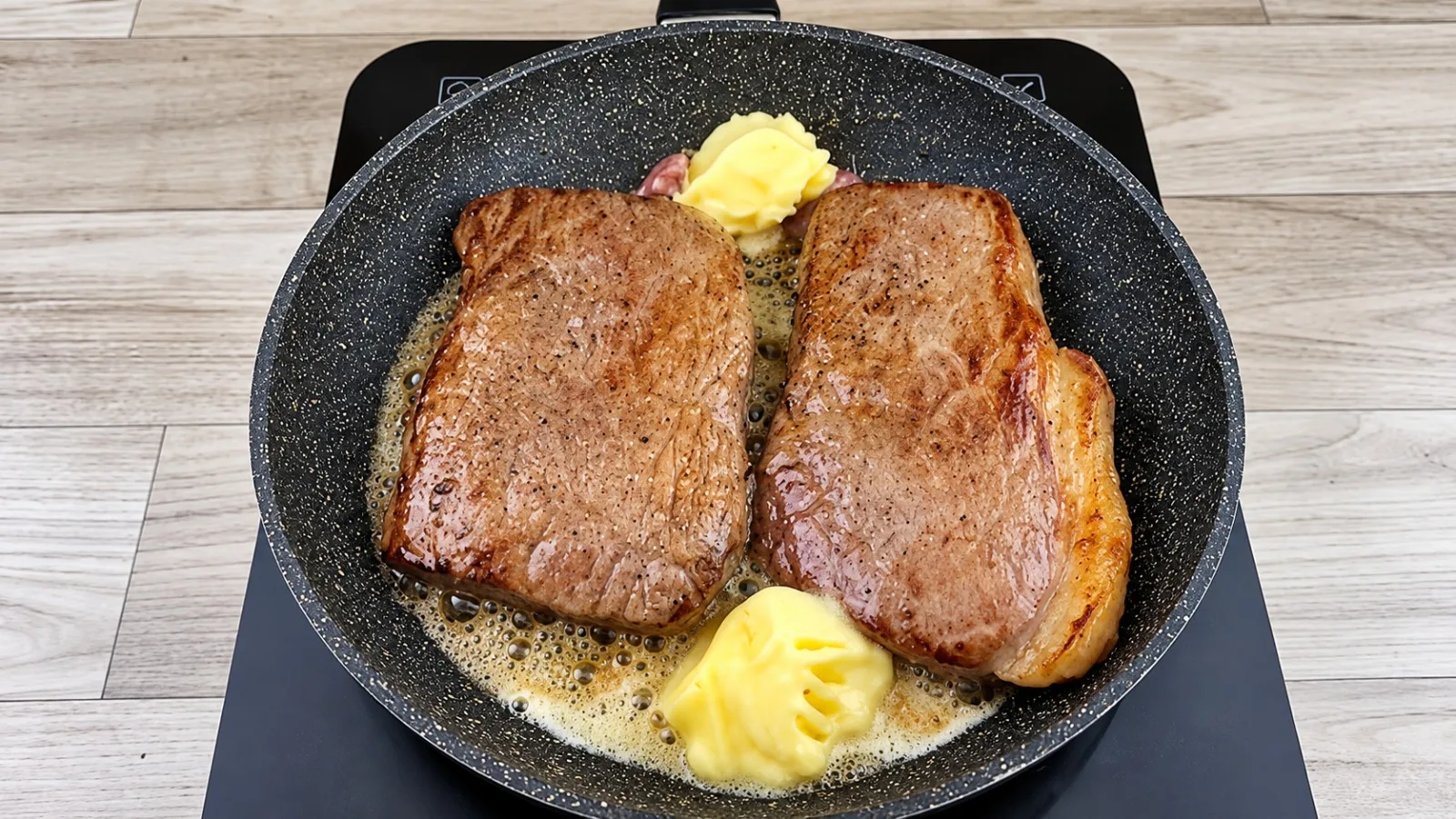 Dani García explica a sequência para dourar o bife na frigideira