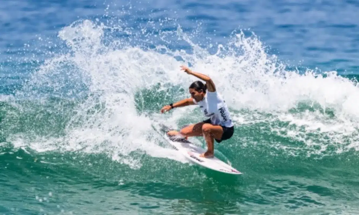 Brasileiros mantêm disputa por vaga na elite do surfe em São Sebastião
