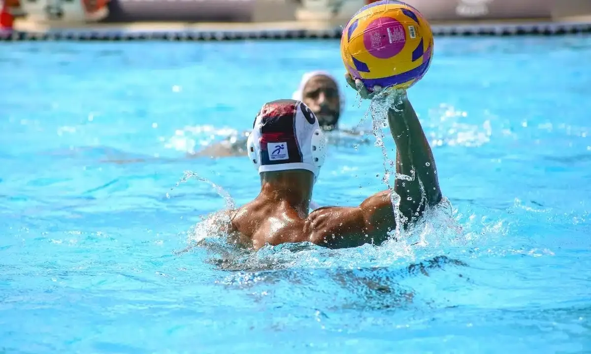 Polo aquático combina treino físico e convivência para adultos