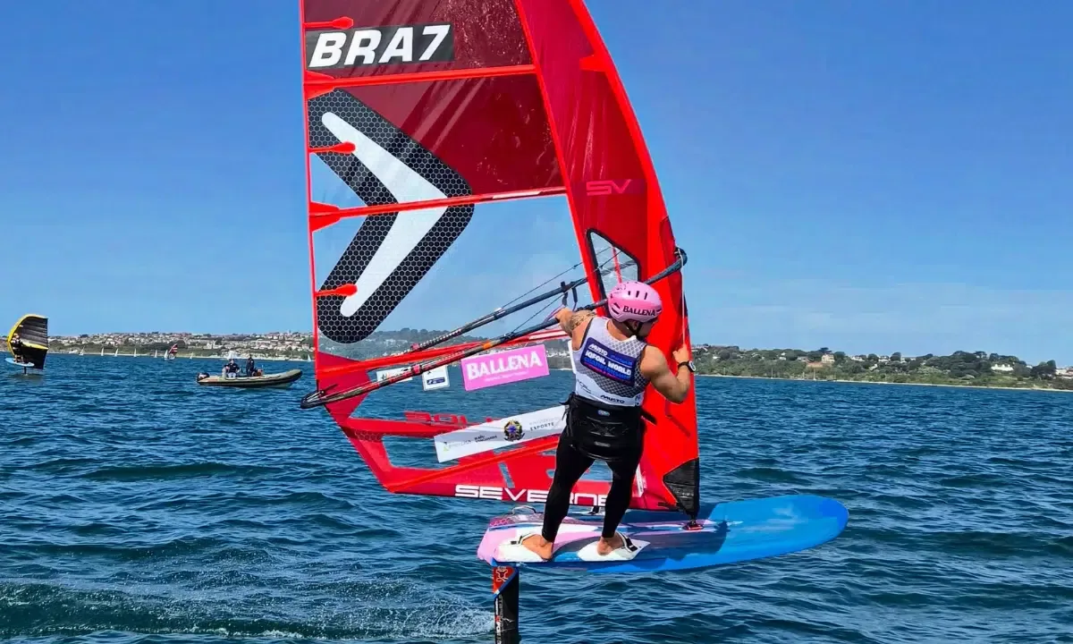 Noah Lyons lidera iQFOiL; brasileiros fecham abertura fora do pódio