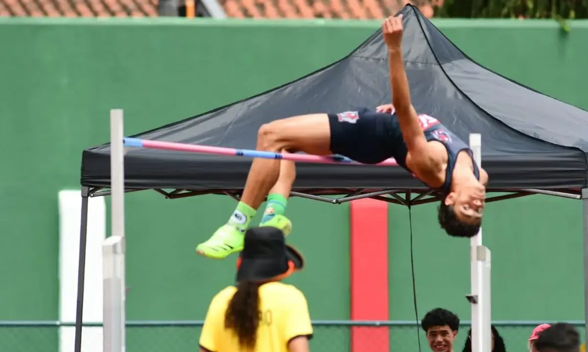 Enzo Gandolfe chega a 2,02 m e assume recorde brasileiro Sub-16