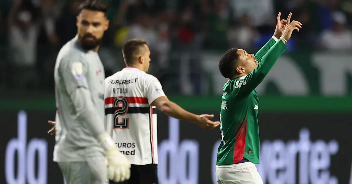 Palmeiras supera São Paulo com vantagem numérica e volta ao topo do Brasileiro
