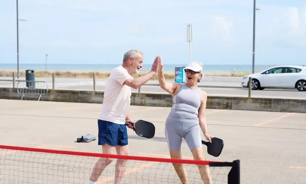 Estudo associa oito semanas de pickleball a ganhos físicos em idosos pré-frágeis