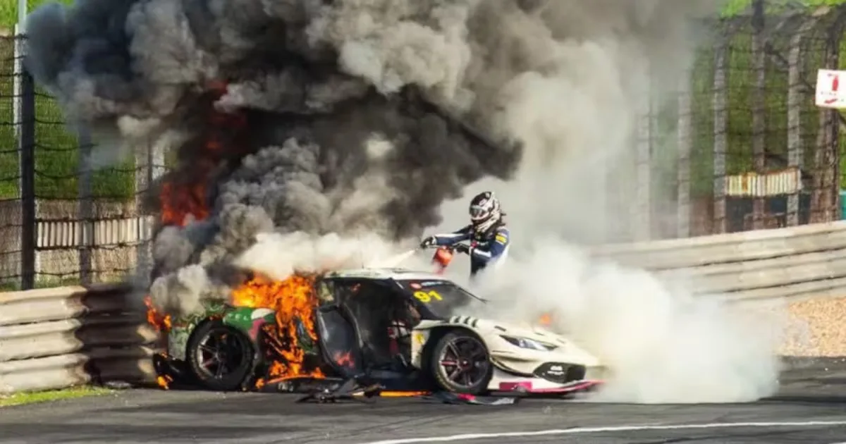 Ollie Millroy sofre fraturas após ser retirado de carro em chamas no China GT