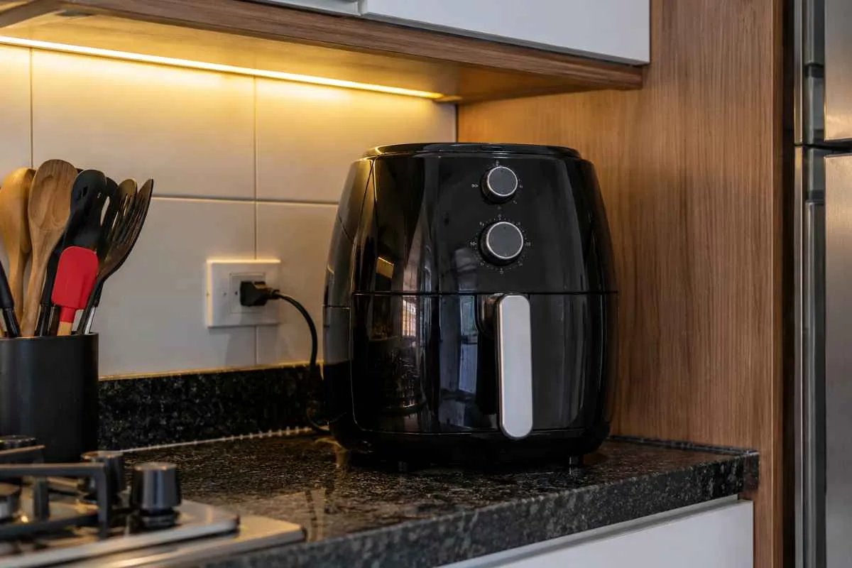 Air Fryer sob armário exige espaço livre para ventilação, indicam manuais