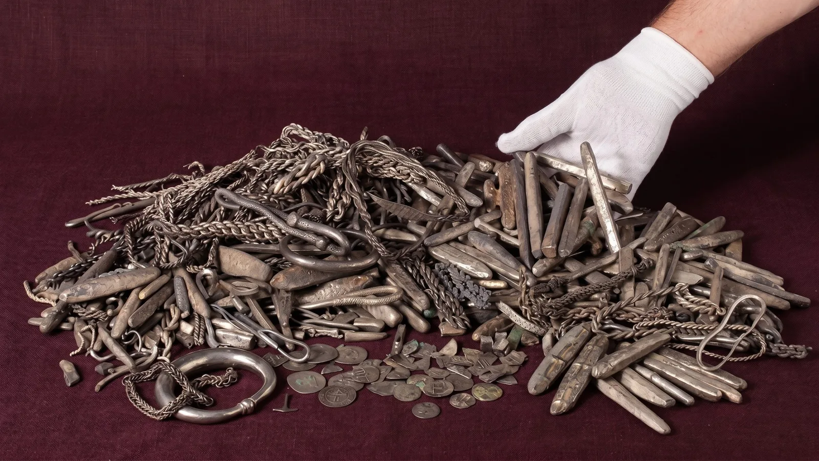 Tesouro viking de prata encontrado na Dinamarca reúne moedas, joias e barras