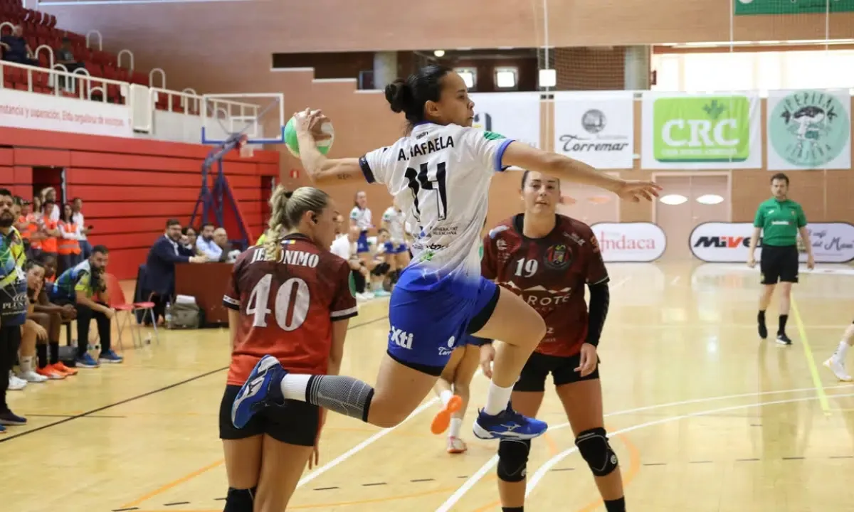 Agda Gonçalves faz cinco gols na vitória do Elda pelo Espanhol de handebol