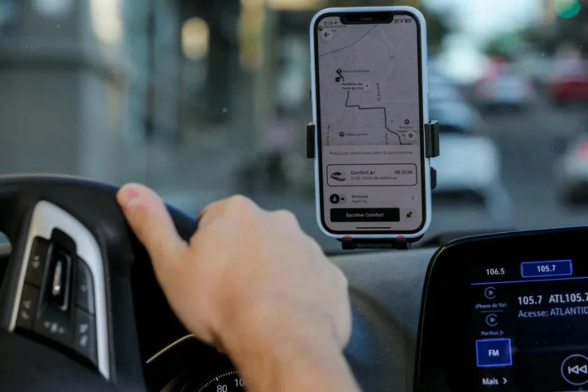 Adesivos em carros de aplicativo dividem opiniões entre passageiros