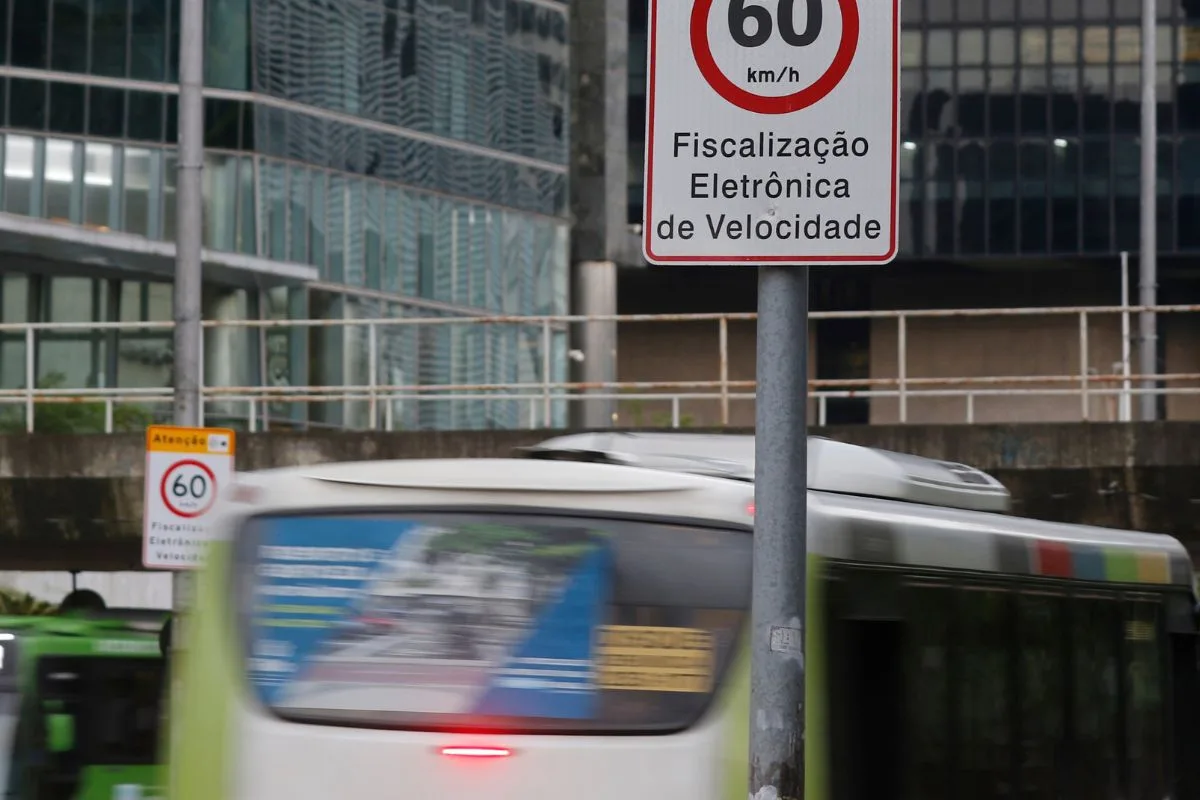 CTB define velocidades para vias sem placas e prevê multa de R$ 880,41