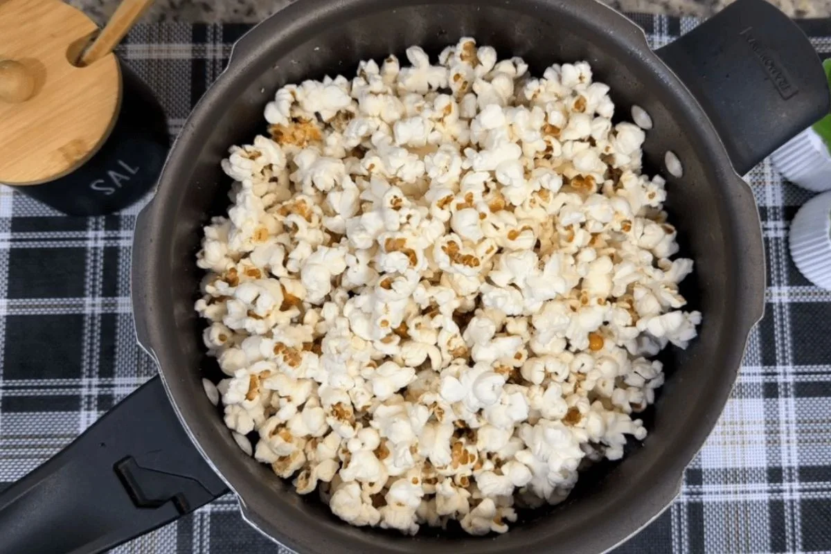 Pipoca simples reúne fibras e polifenóis, mas preparo define valor nutricional