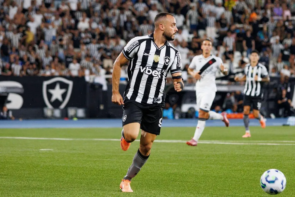 Botafogo analisa oferta do Tigres por Arthur Cabral