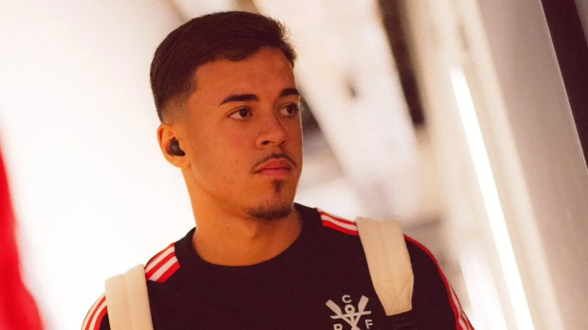 Flamengo mantém Johnny entre profissionais e sub-20 durante a temporada