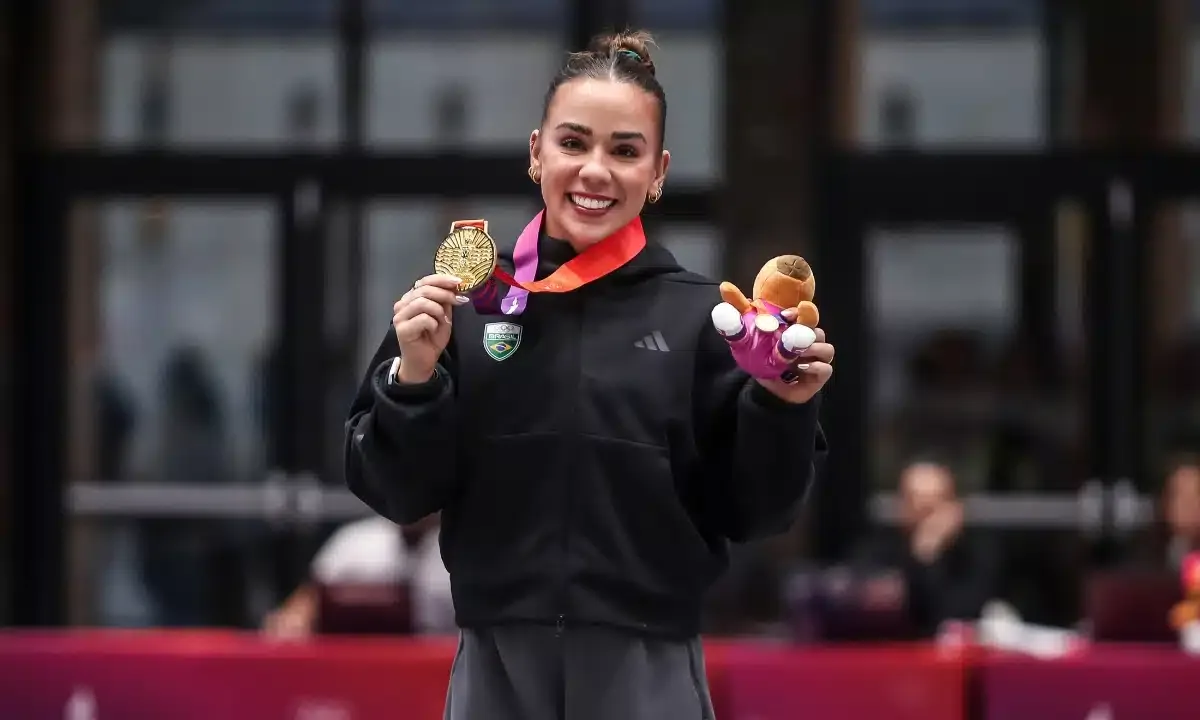 Camilla Lopes conquista três ouros e mira Mundial de trampolim na China