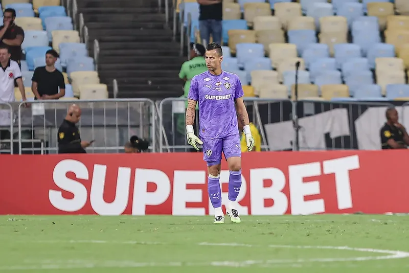 Fábio chega a 537 partidas sem sofrer gols na carreira