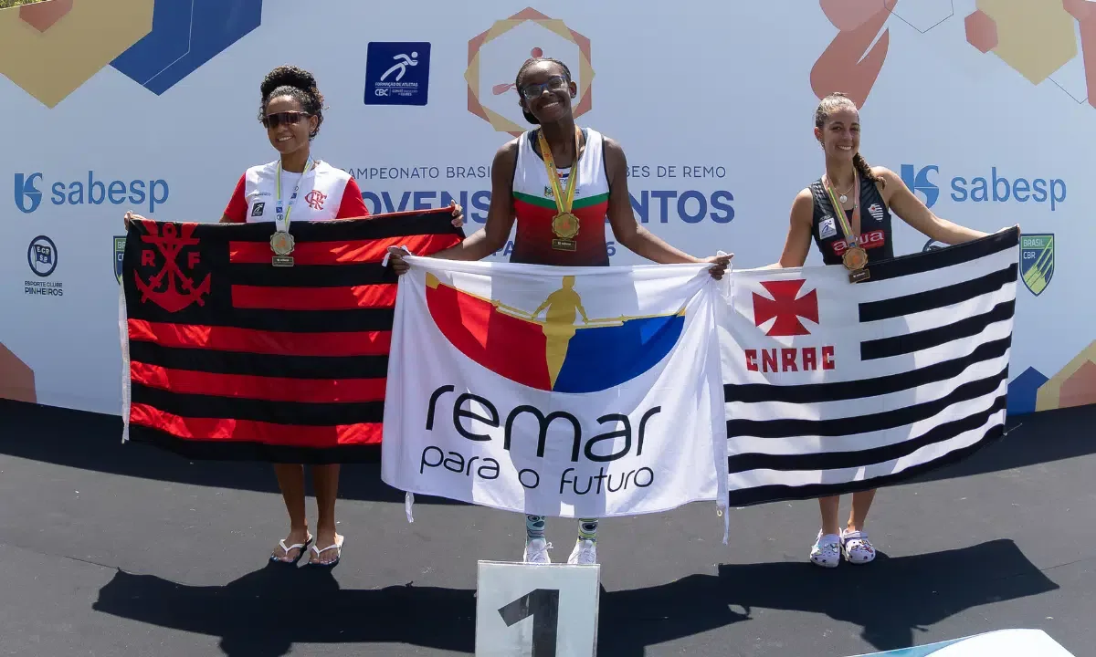 Kamilly Freitas supera limite de idade e vence no remo sub-17