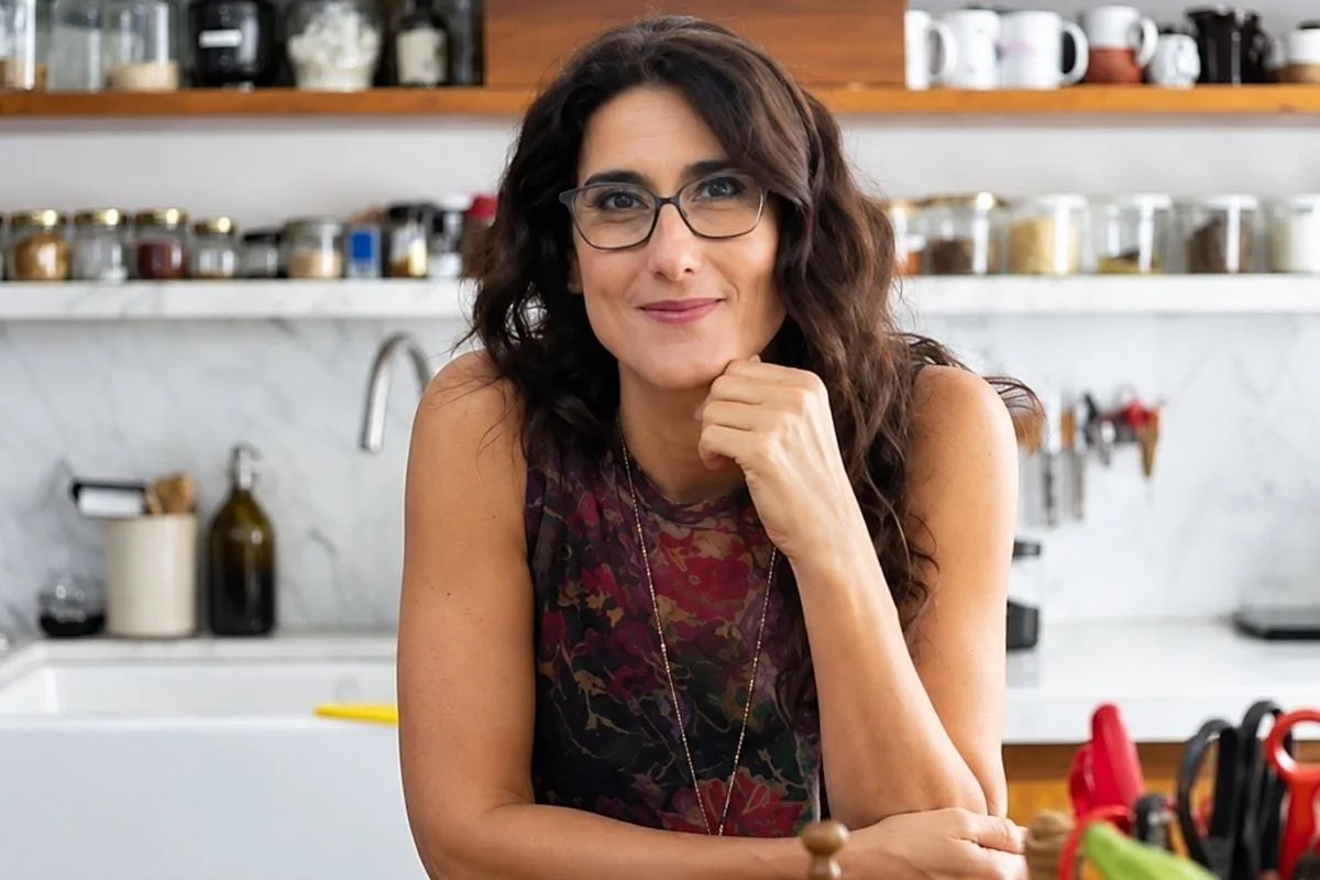 Provar durante o preparo ajuda a controlar o sal, diz Paola Carosella