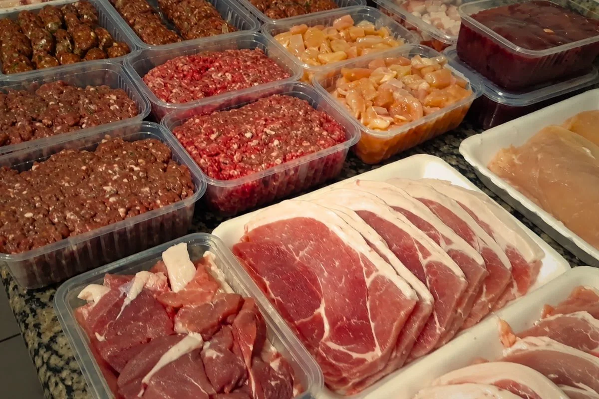 Como armazenar carne na geladeira para preservar qualidade e segurança