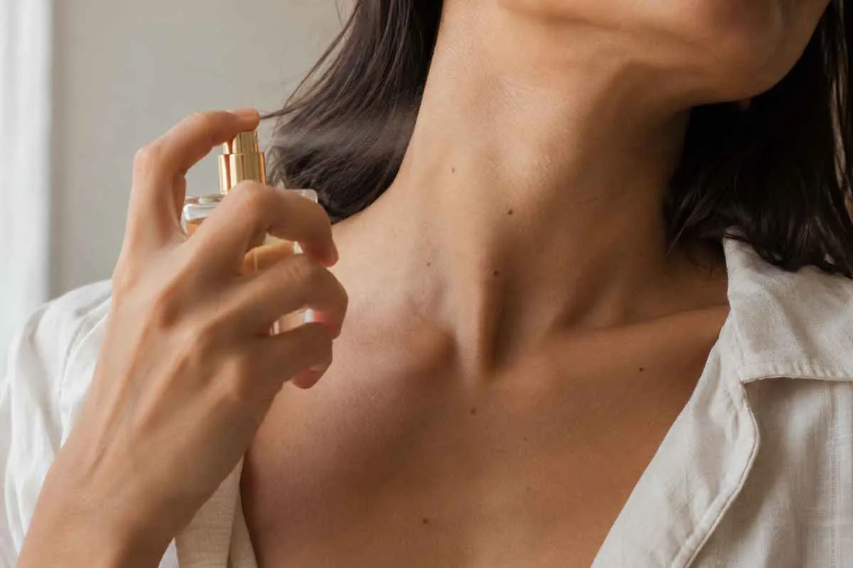 Cinco áreas do corpo podem ajudar a manter o perfume por mais tempo