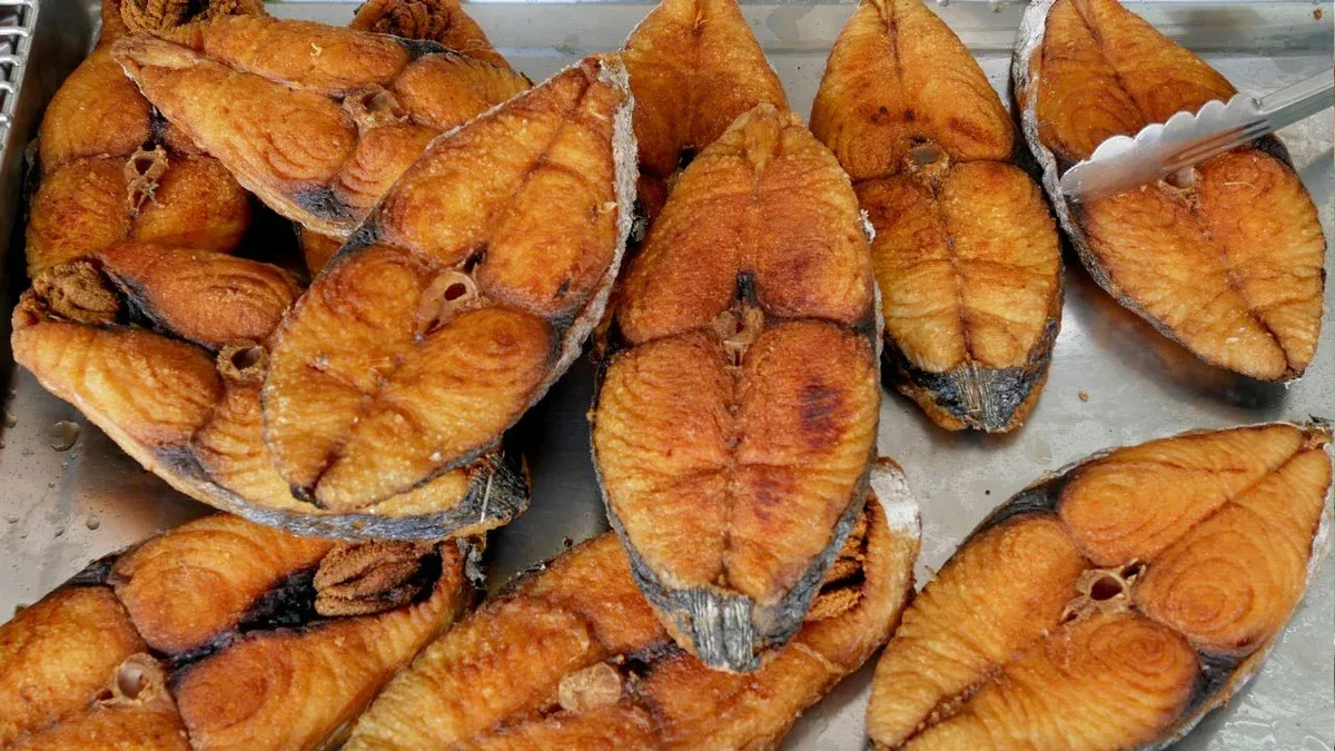 Bacalhau assado com batatas combina crocância e suculência sem fritura
