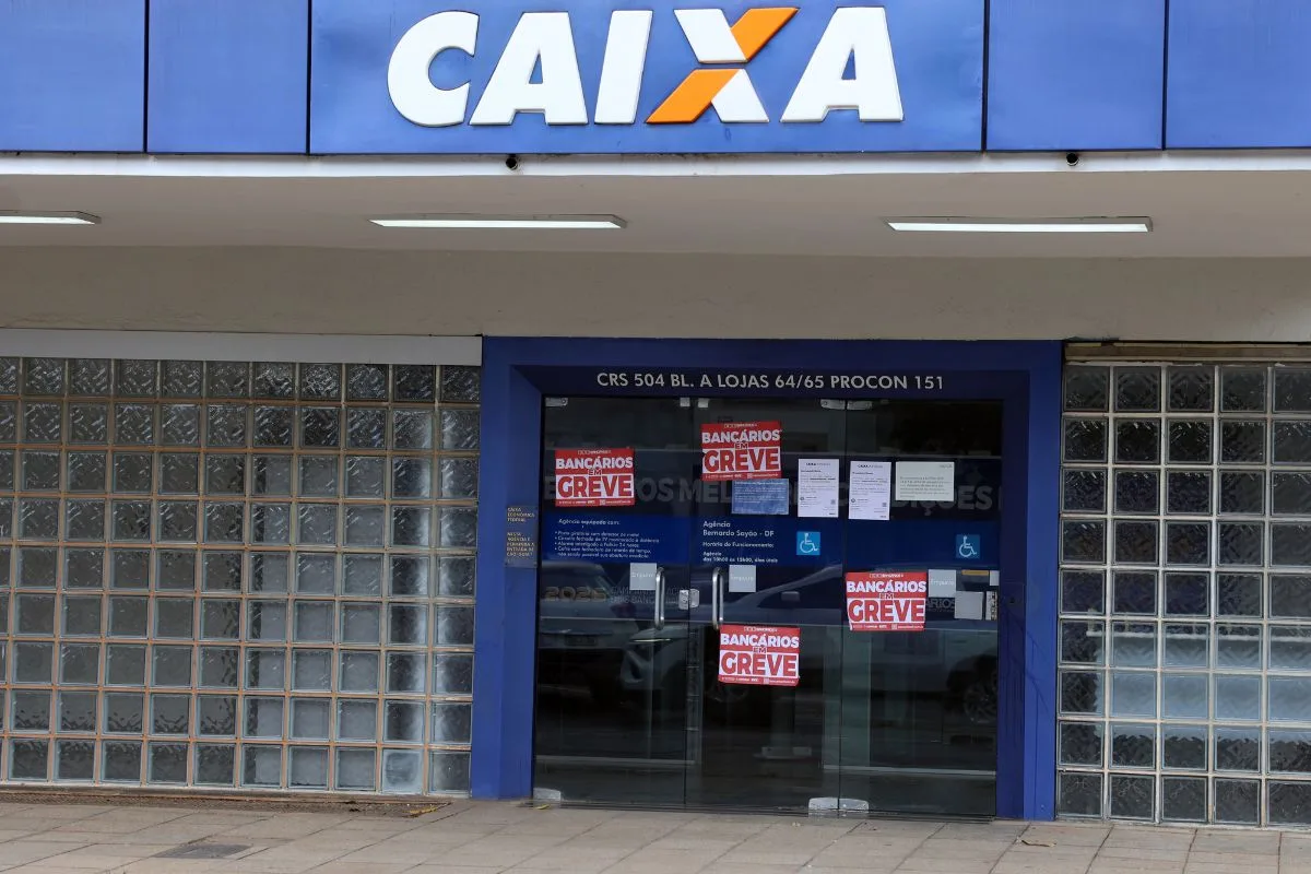 Feriados alteram atendimento presencial nos bancos durante outubro