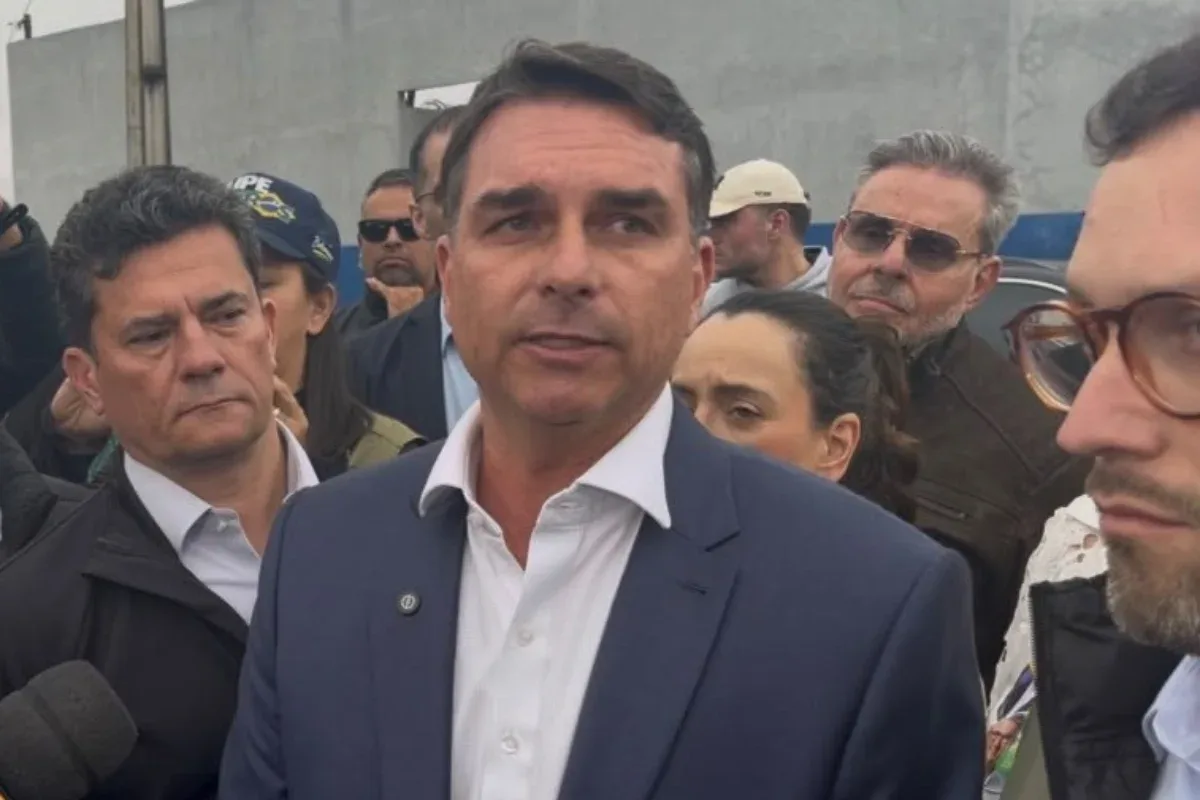 Flávio Bolsonaro critica atuação de Moraes em investigação do STF