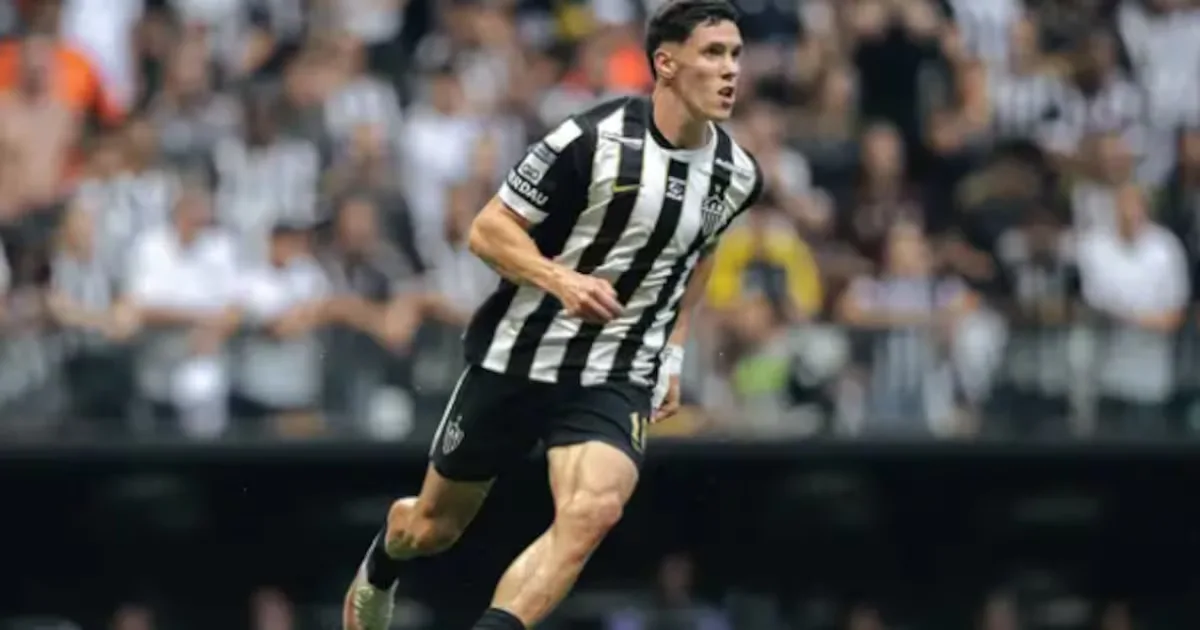 Atlético-MG marca três vezes no fim e derrota o Santos no Brasileiro