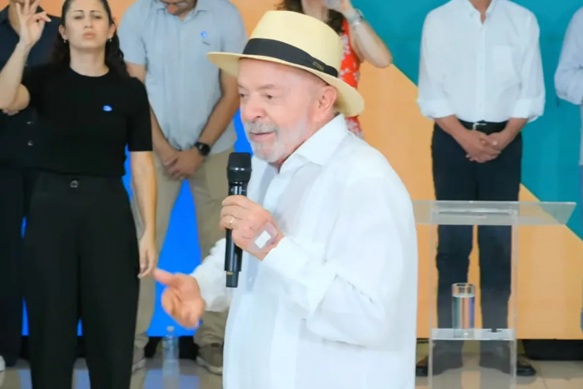 Lula questiona candidatos e diz que país foi encontrado “desmantelado”