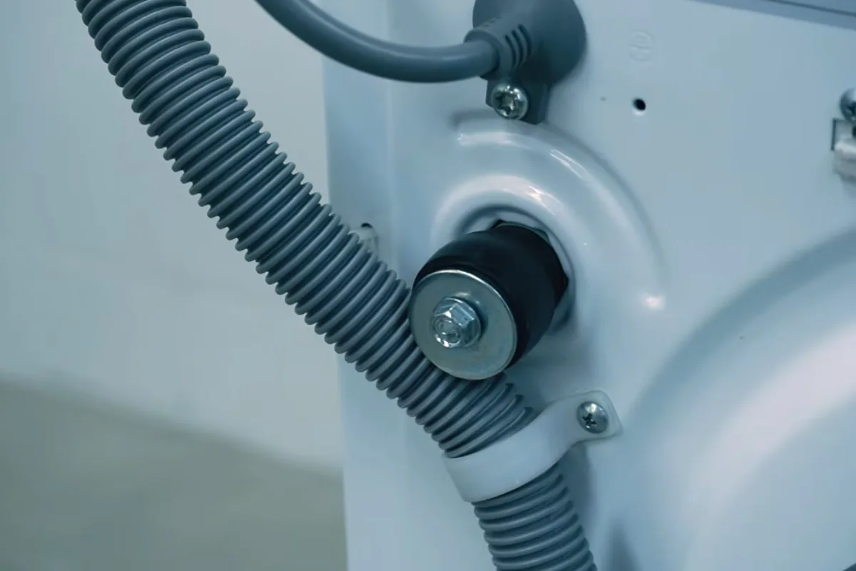 Máquina de lavar nova se desloca durante centrifugação por parafusos de transporte