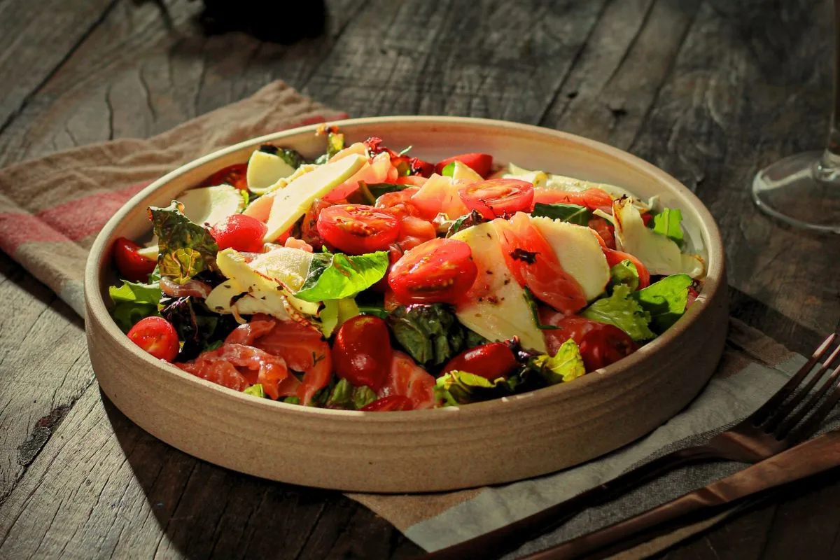 Tomate ganha tempero com anchova, limão e azeitona