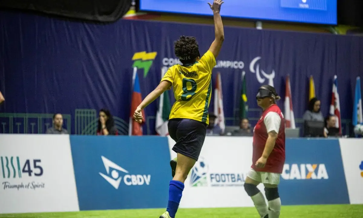 Brasil disputa torneios de tênis, vela e paraciclismo nesta segunda-feira
