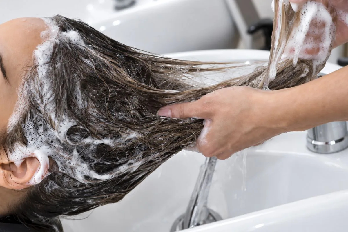 Como lavar o cabelo tingido para preservar a cor por mais tempo