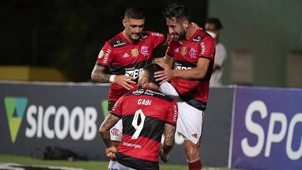 Maurício Isla anuncia aposentadoria aos 38 anos