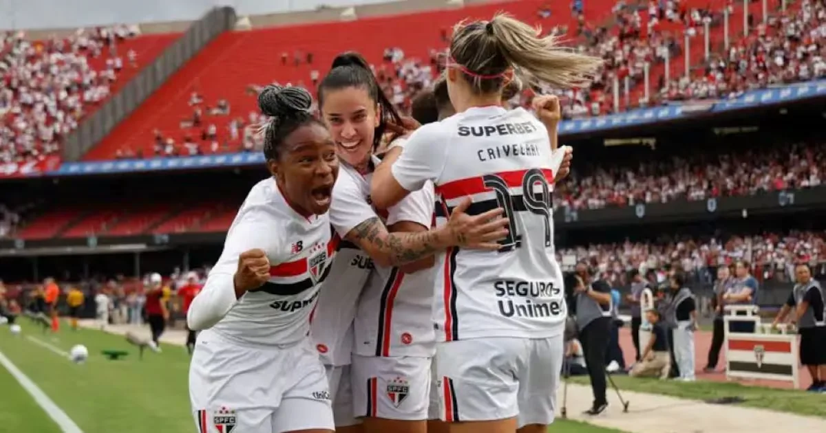 Defesa de pênalti de Carlinha garante título do São Paulo no Brasileirão Feminino