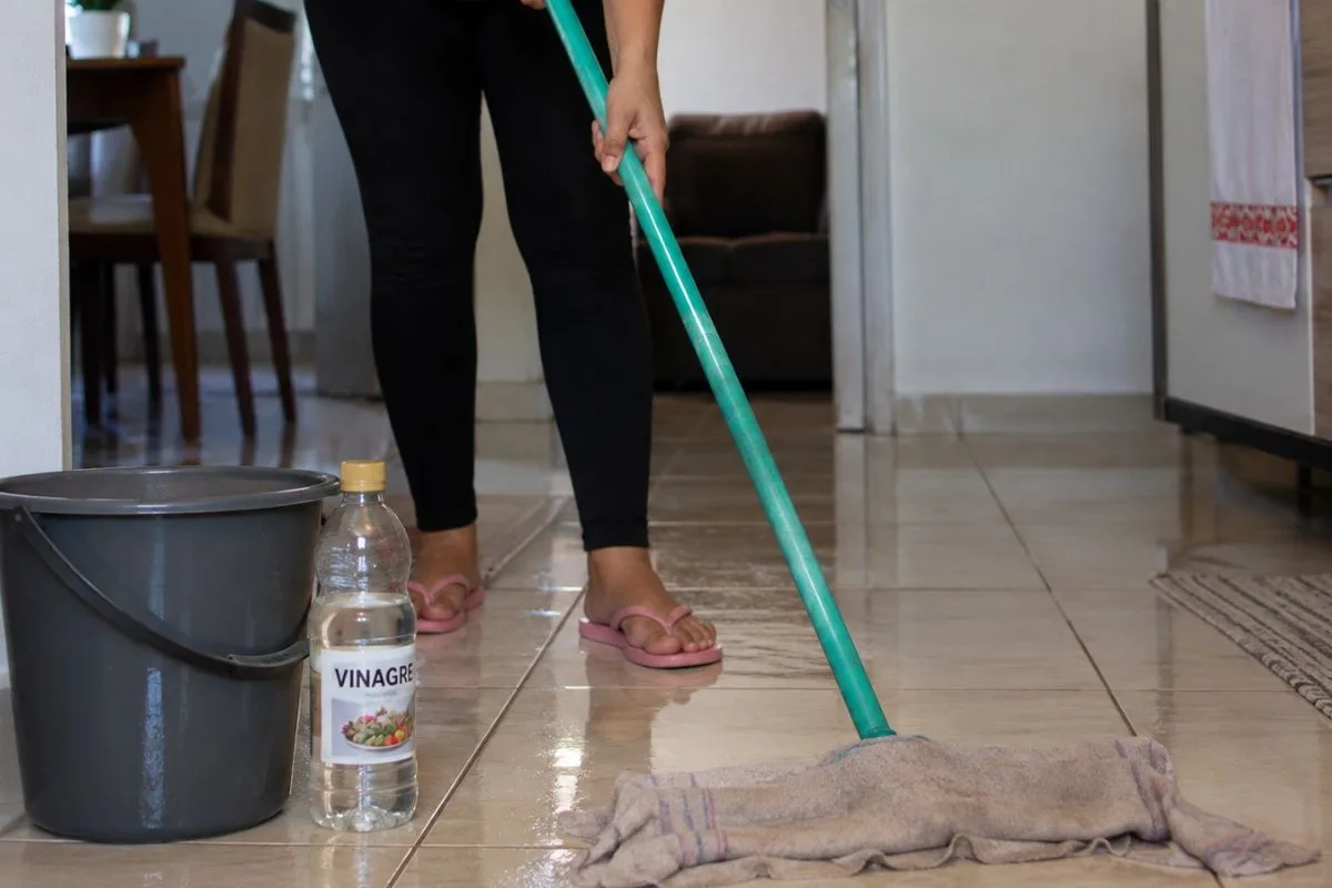 Vinagre na água pode ajudar na limpeza do piso, mas exige cuidado