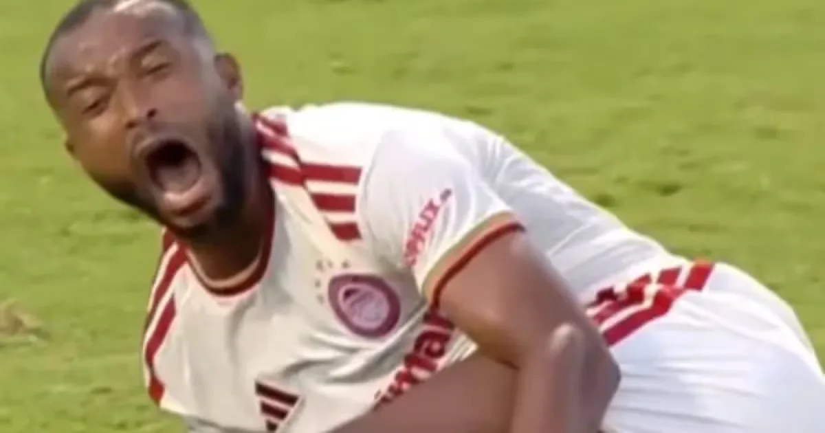 Ayoub El Kaabi deixa jogo do Olympiacos após lesão na perna esquerda