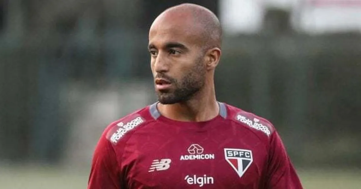 Lucas Moura treina sem restrições, mas retorno fica para jogo com o Vitória