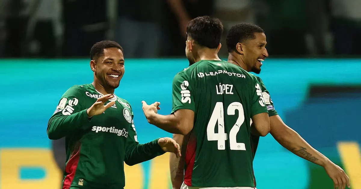 Vitor Roque fica no banco, e Palmeiras escala força máxima contra a LDU