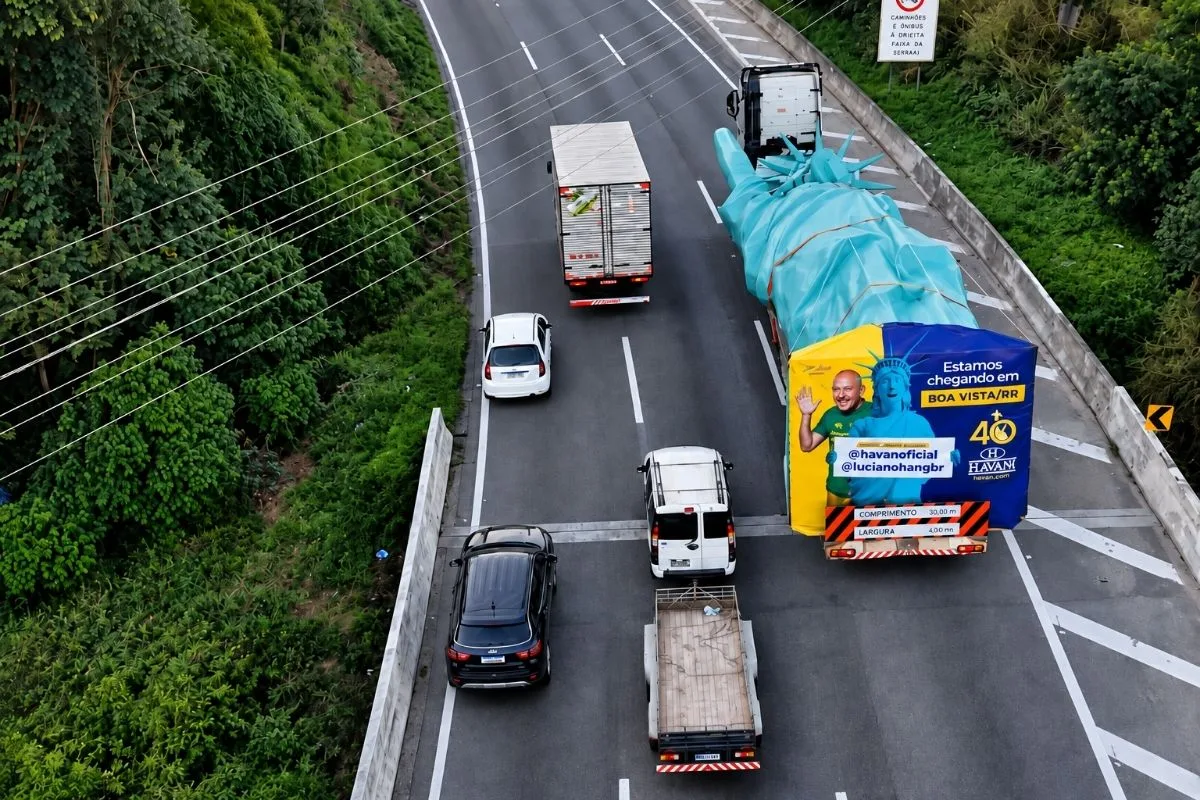 Réplica de 24 metros será instalada na 200ª loja da Havan