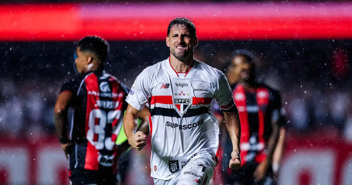 Calleri faz dois, e São Paulo vence o Vitória por 2 a 1