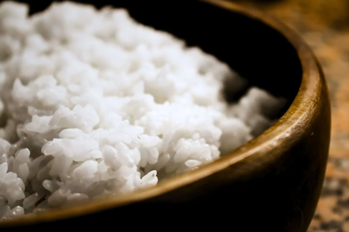Cúrcuma dá cor, aroma e novo sabor ao arroz do dia a dia