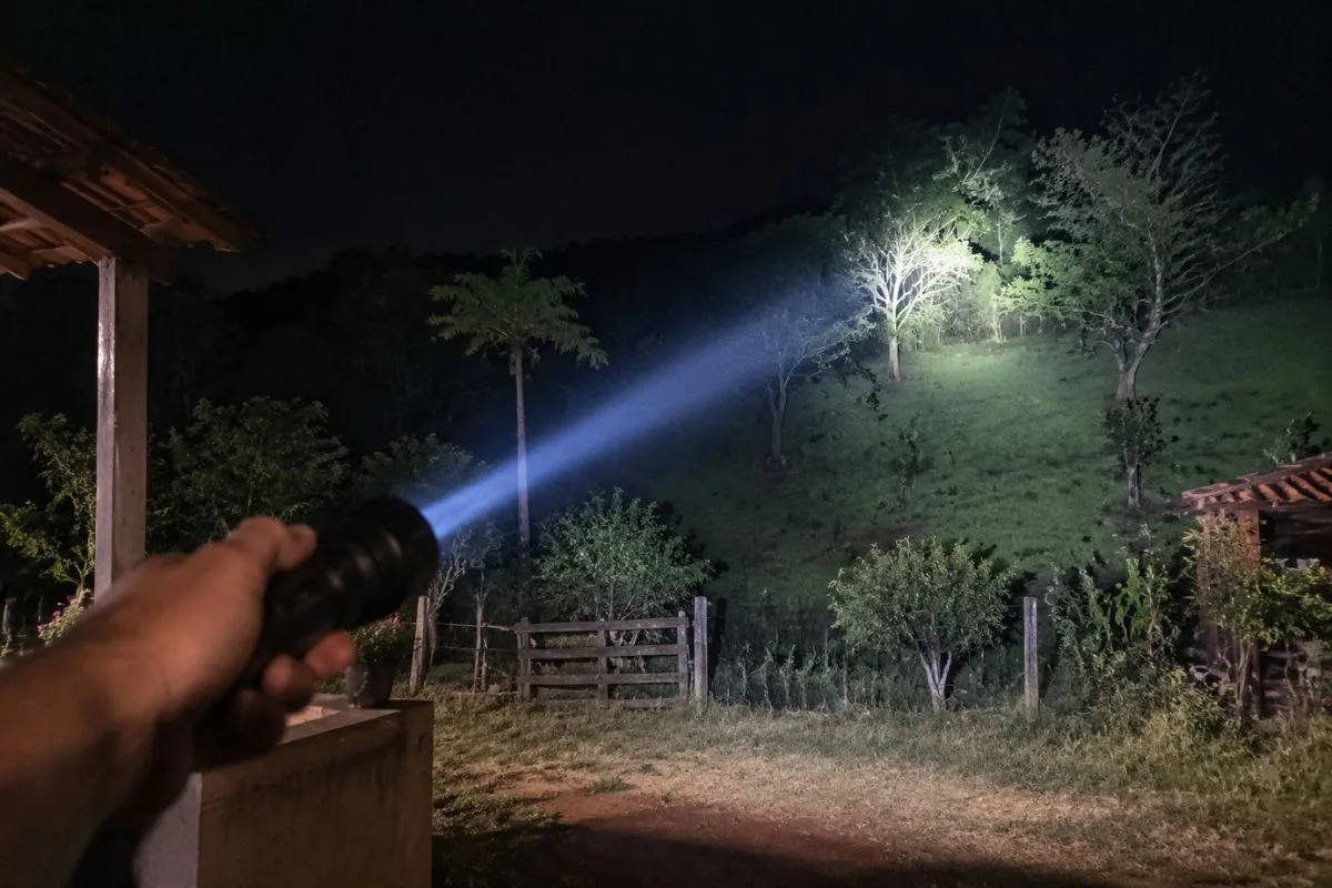 Lanterna a laser concentra luz para alcançar pontos distantes