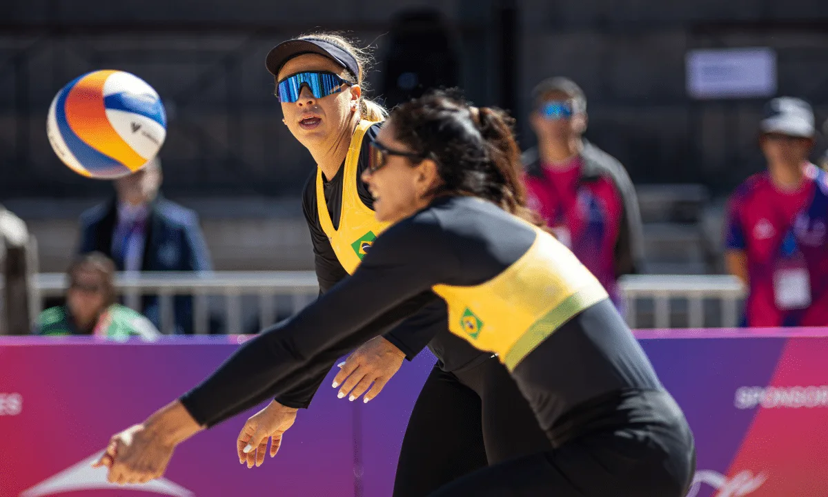 Carol e Rebecca avançam com triunfo em dois sets no vôlei de praia