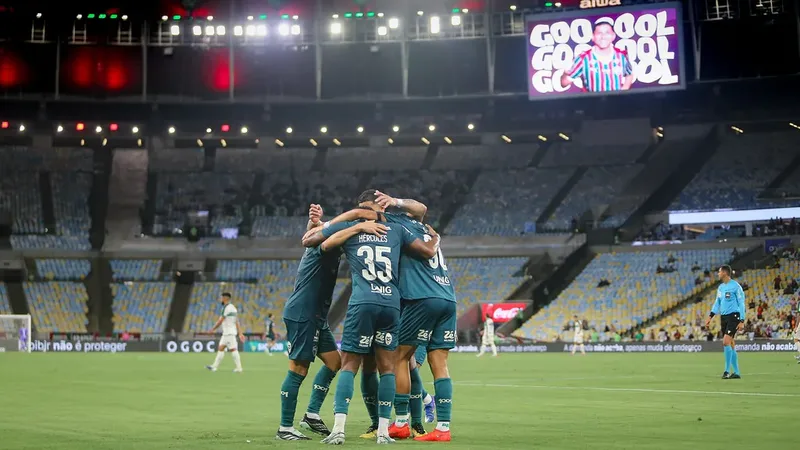 Fluminense goleia o Coritiba e assume o terceiro lugar do Brasileirão