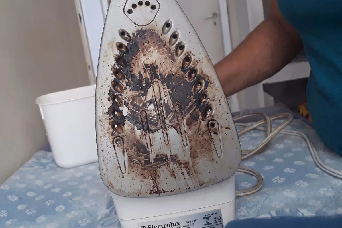 Como limpar manchas da base do ferro sem danificar o aparelho
