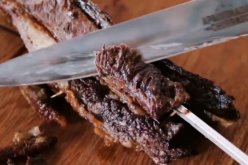 Churrasqueiro recomenda usar sal grosso em apenas um lado da carne