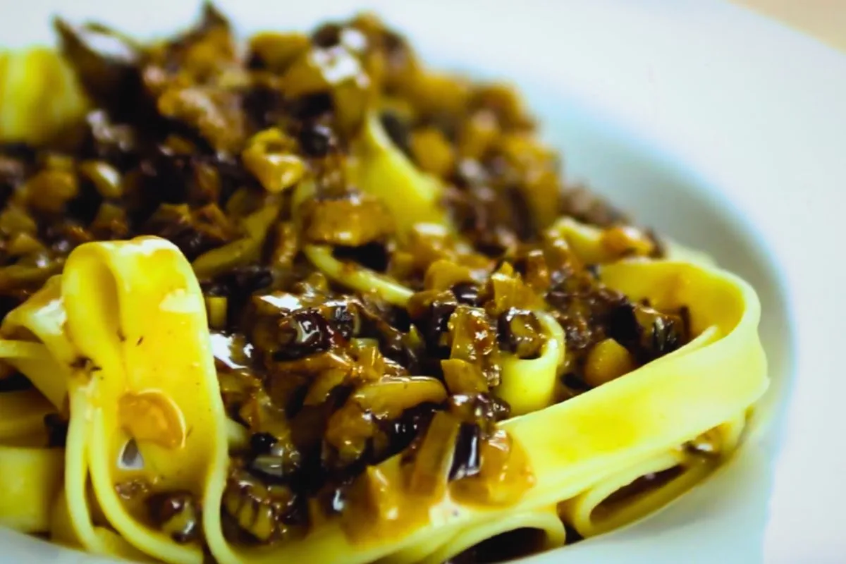 Molho funghi cremoso leva cogumelos, vinho branco e creme de leite