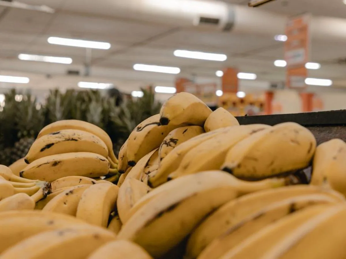 Etileno da banana acelera o amadurecimento de frutas na fruteira