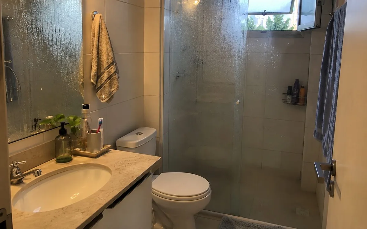 Ventilação após o banho ajuda a reduzir umidade e risco de mofo