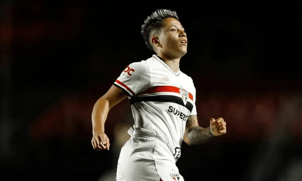 Bia Menezes celebra conquista do São Paulo com homenagem à mãe